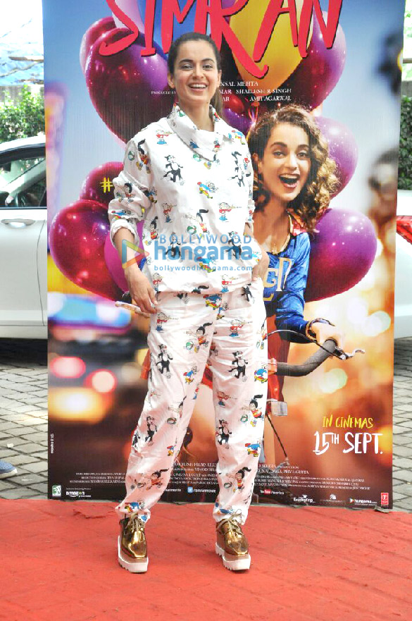 kangna ranaut attends the song launch of her film simran along with her brother and sister 3