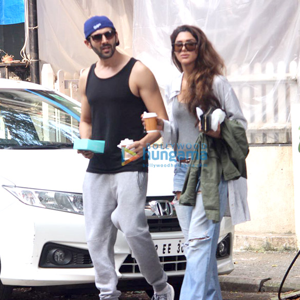 kartik aaryan snapped in bandra 1