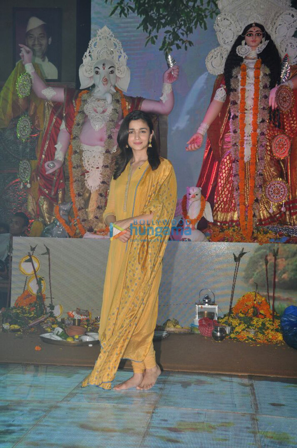 ranbir alia rani snapped at durga pooja in juhu3