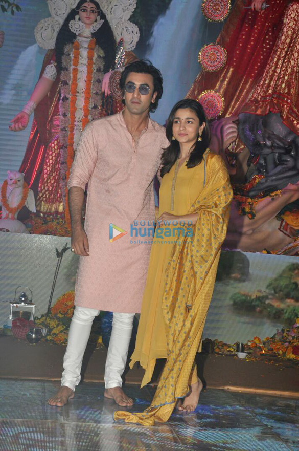 ranbir alia rani snapped at durga pooja in juhu4
