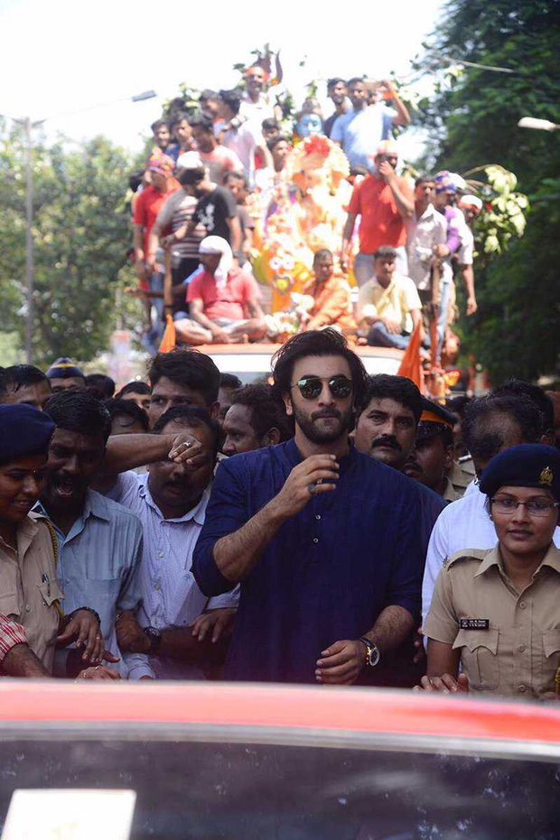 Ranbir Kapoor, Rishi Kapoor and family bid adieu to Ganpati Bappa at RK Studios (2)