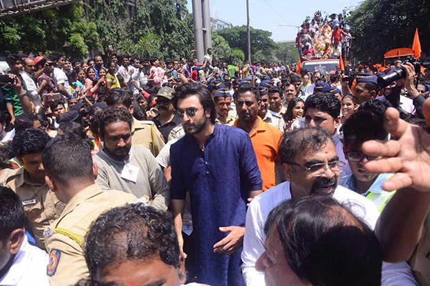 Ranbir Kapoor, Rishi Kapoor and family bid adieu to Ganpati Bappa at RK Studios (4)