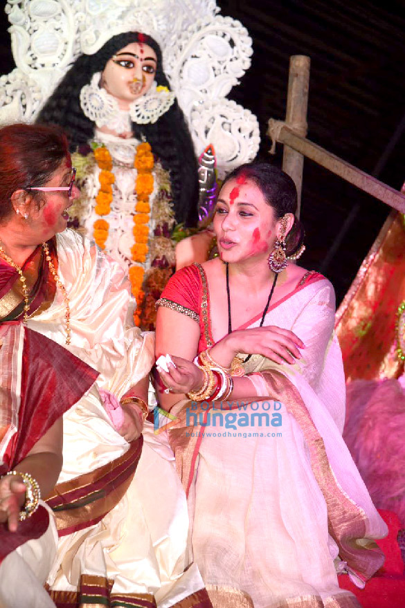 rani mukherji snapped at durga puja in juhu 4