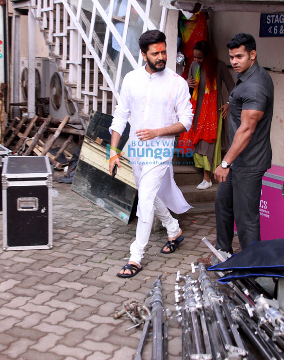 riteish deshmukh spotted after photoshoot at mehboob studio 4