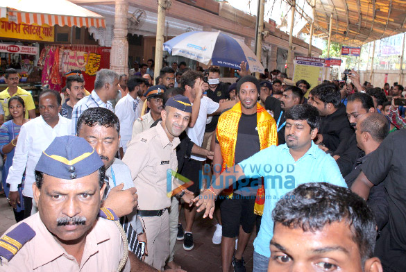 ronaldinho visit sidhivinayak temple in mumbai 6