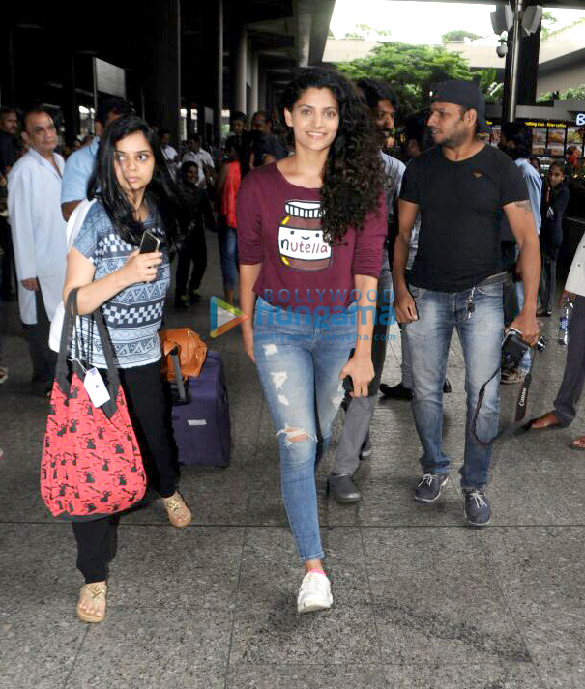 saiyami kher snapped at the airport 5