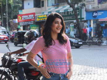 Shruti Haasan snapped in Bandra