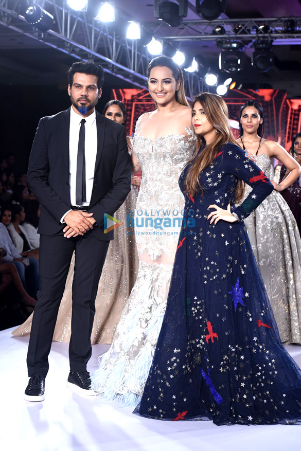 sonakshi sinha walks the ramp at bombay times fashion week 2017 2