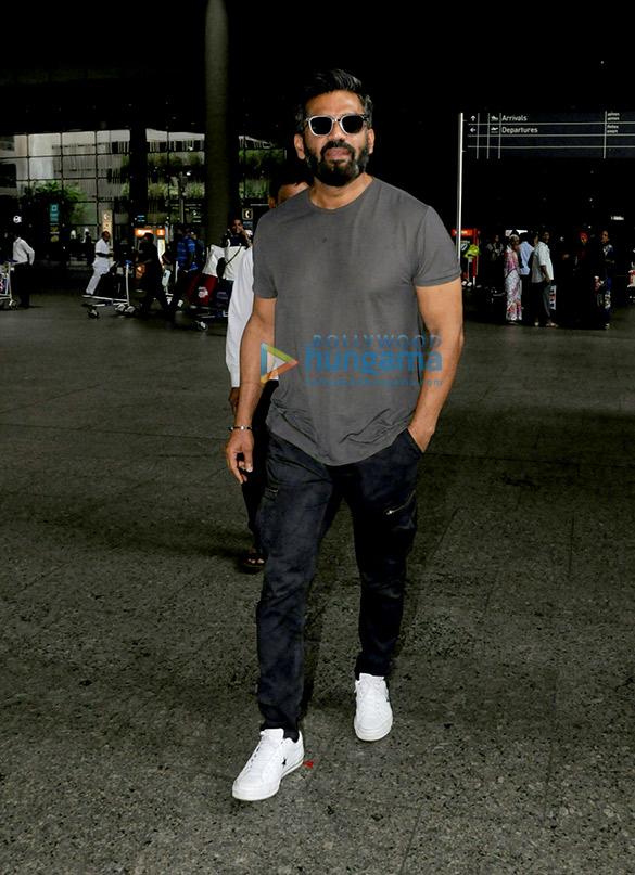 suniel shetty snapped at the airport 4