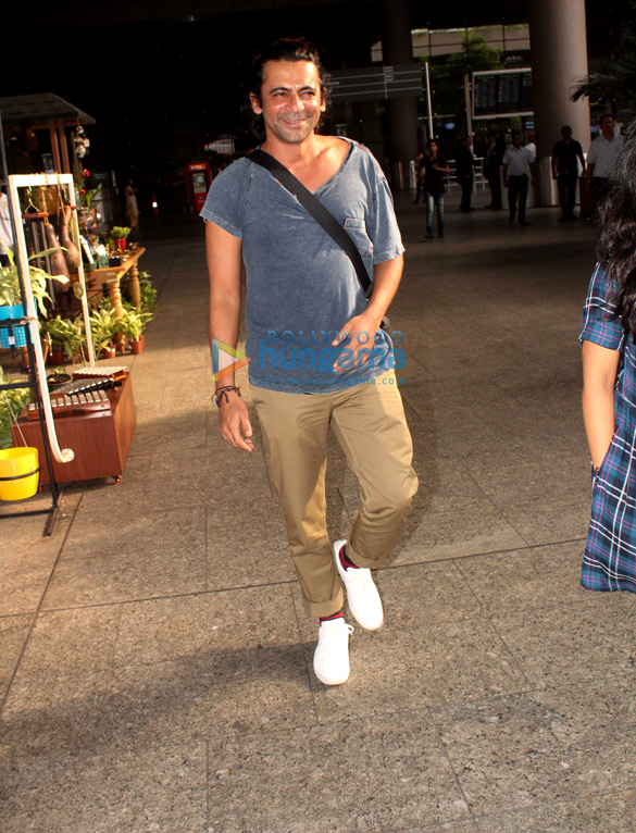 sunil grover snapped at the airport 3