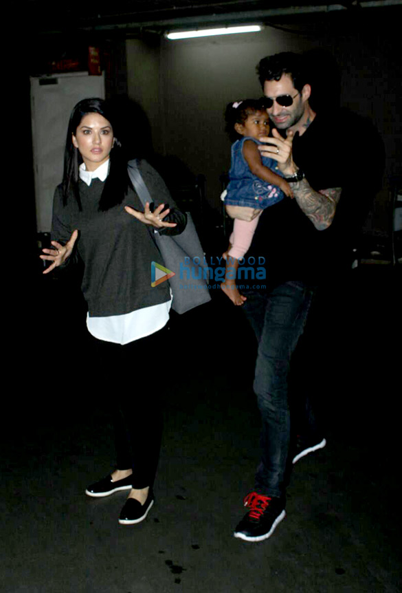 sunny leone daniel weber snapped with kid nisha kaur weber at the airport 5
