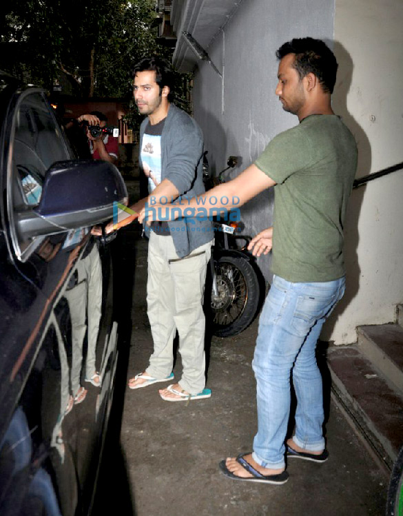 varun dhawan snapped in juhu 6 2