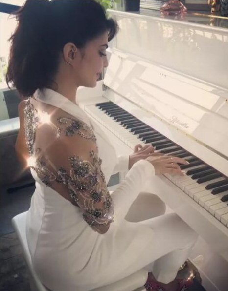 WATCH Jacqueline_Fernandez showcases her piano skills!