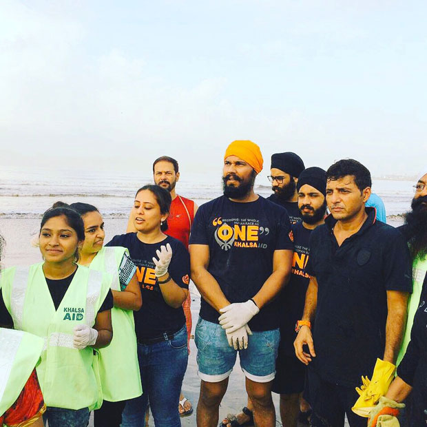 When-Randeep-Hooda-took-up-the-task-of-cleaning-up-Versova-beach-in-Mumbai-5