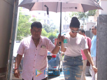 Jacqueline Fernandez snapped house hunting in Bandra