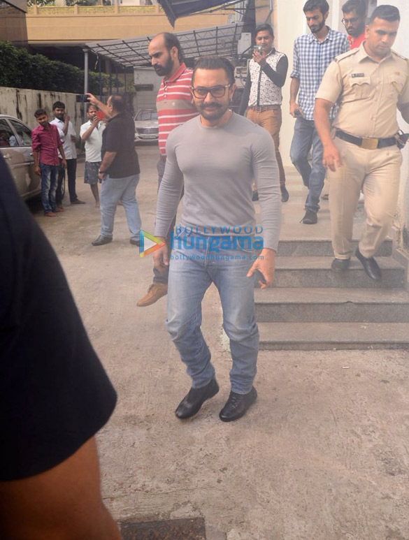 Aamir Khan snapped in South Mumbai Aamir Khan snapped in South Mumbai