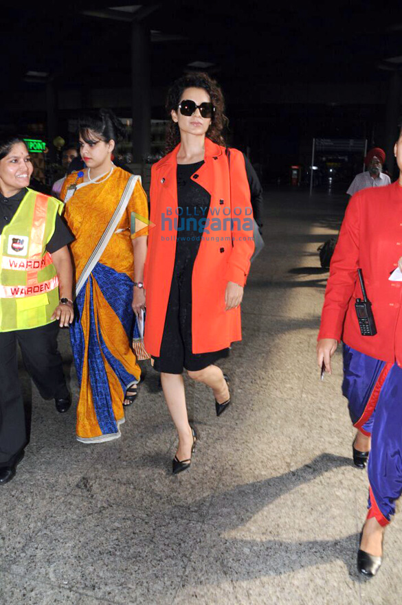 ajay devgn kajol and others snapped at the airport12 1