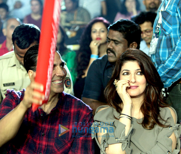 akshay kumar and twinkle khanna at vivo pro kabaddi super playoffs 2