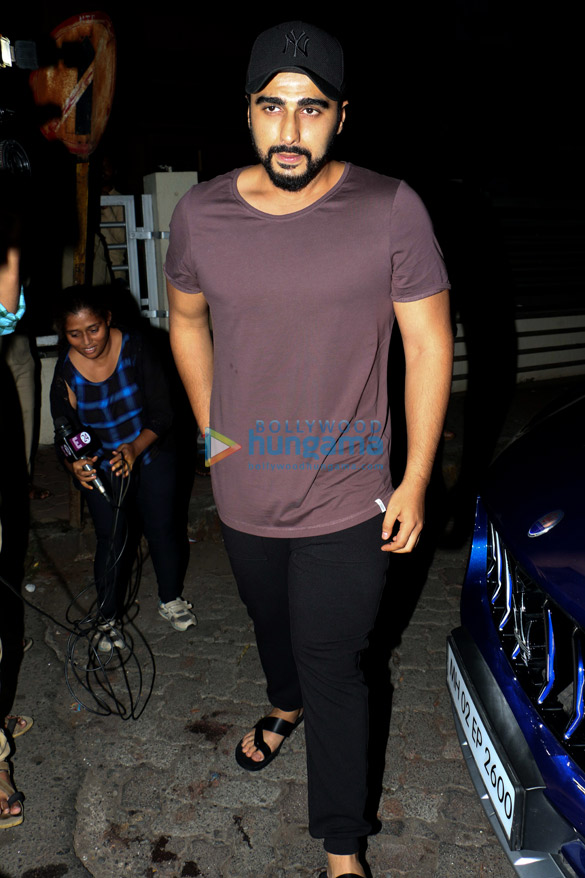 akshay with family and arjun spotted at pvr juhu 5