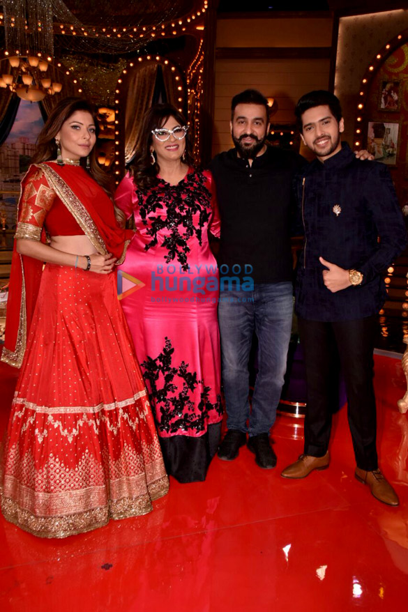 Armaan Malik and Kanika Kapoor snapped on the sets of the show ‘Aunty Boli Lagao Boli’ Armaan Malik and Kanika Kapoor snapped on the sets of the show ‘Aunty Boli Lagao Boli’