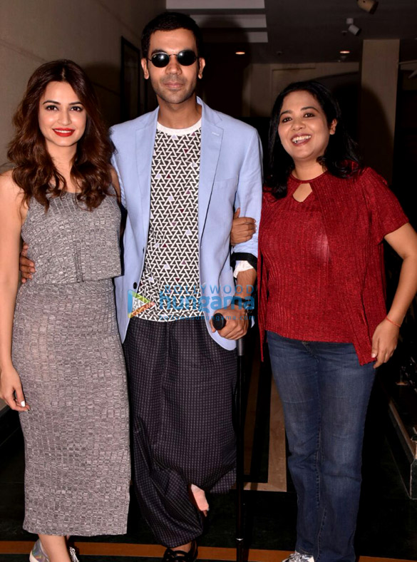 cast of shaadi mein zaroor aana snapped interacting with the media 5