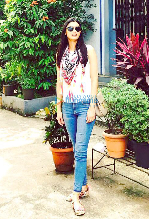 diana penty goes to her alma mater st agnes high school 5