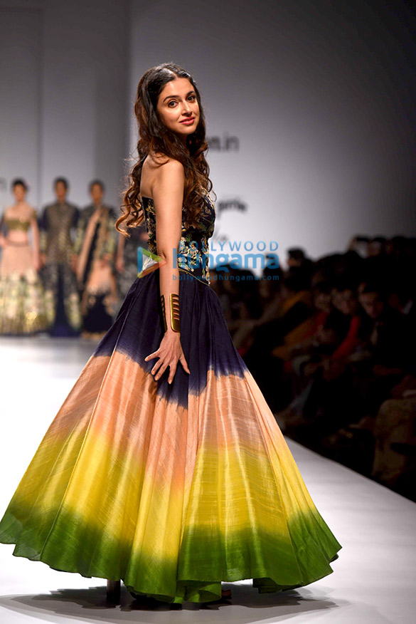 divya khosla kumar walks the ramp for designer charu parashar at the amazon india fashion week 4
