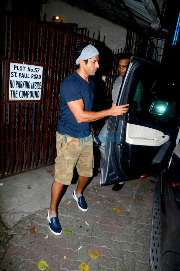 farhan akhtar snapped post dubbing in bandra 2
