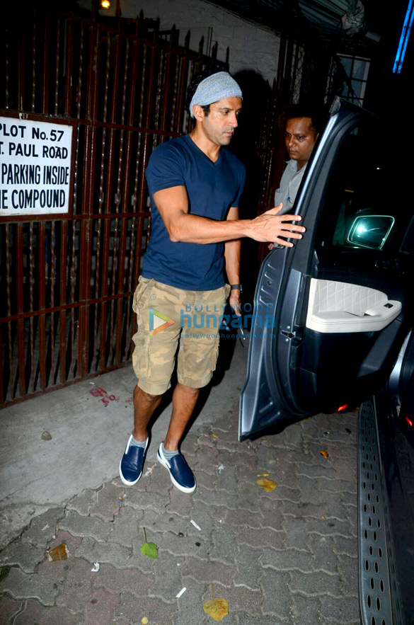 farhan akhtar snapped post dubbing in bandra 5