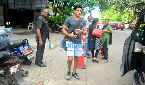 farhan akhtar spotted at otters club in bandra 1