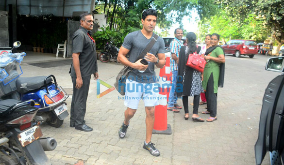 farhan akhtar spotted at otters club in bandra 6