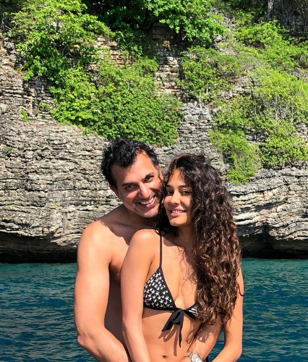 HOT! Lisa Haydon celebrates her first wedding anniversary with hubby at a secluded beach