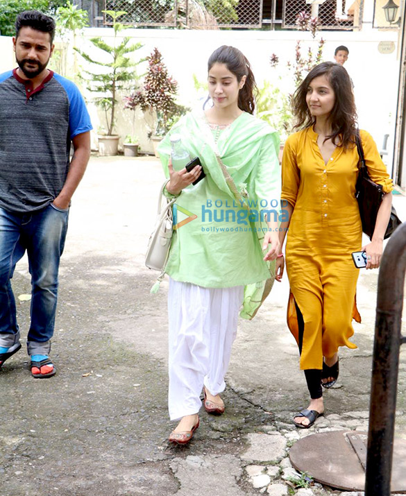 jhanvi kapoor spotted in a simple ethnic outfit 2