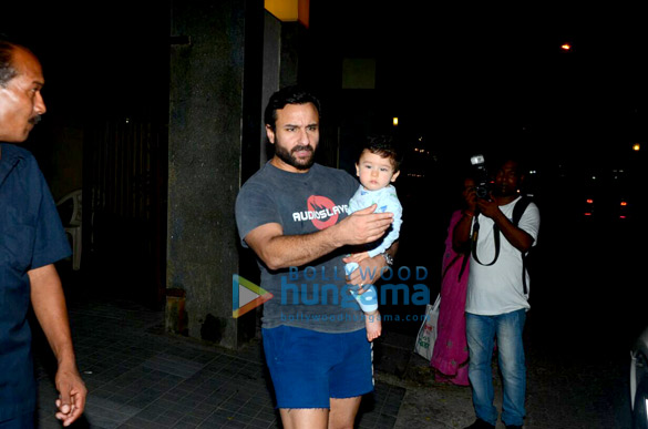 kareena kapoor khan and saif ali khan snapped arriving with baby taimur to celebrate soha ali khans birthday 5