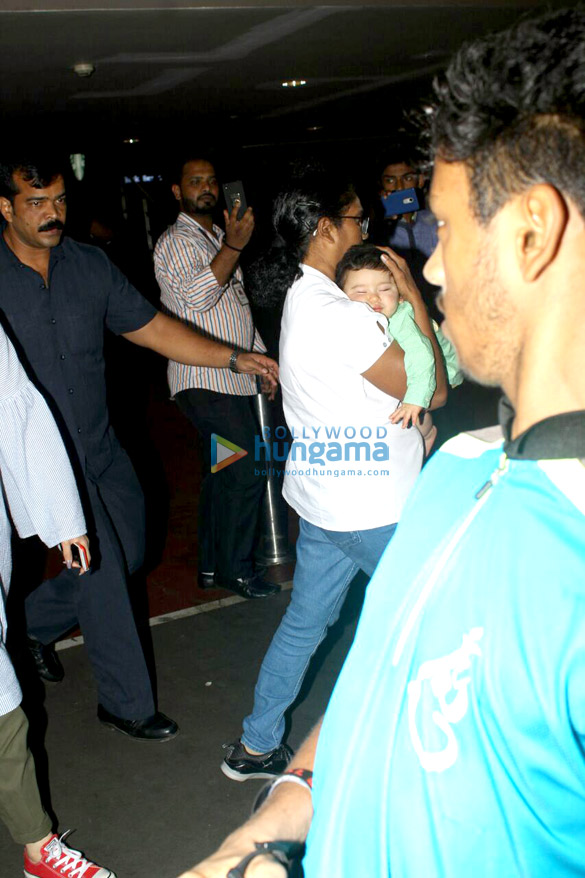 kareena kapoor khan and baby taimur ali khan snapped at the airport 4