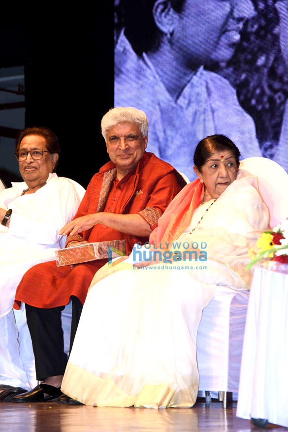 lata mangeshkar and javed akhtar grace hridaynath mangeshkar awards 3