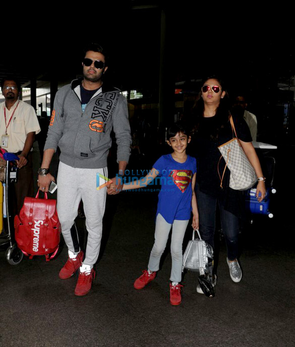 manish paul spotted with family at the airport 4