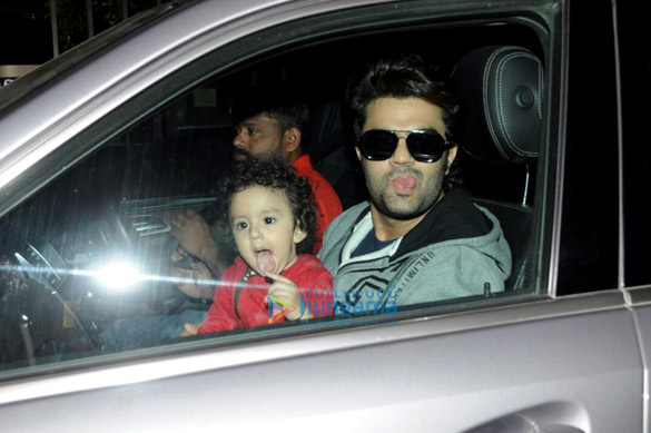 manish paul spotted with family at the airport 5