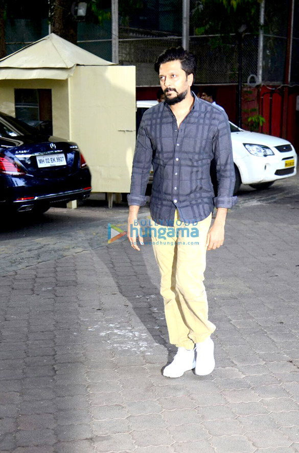 members of bollywood fraternity at ram mukerjis prayer meet 1