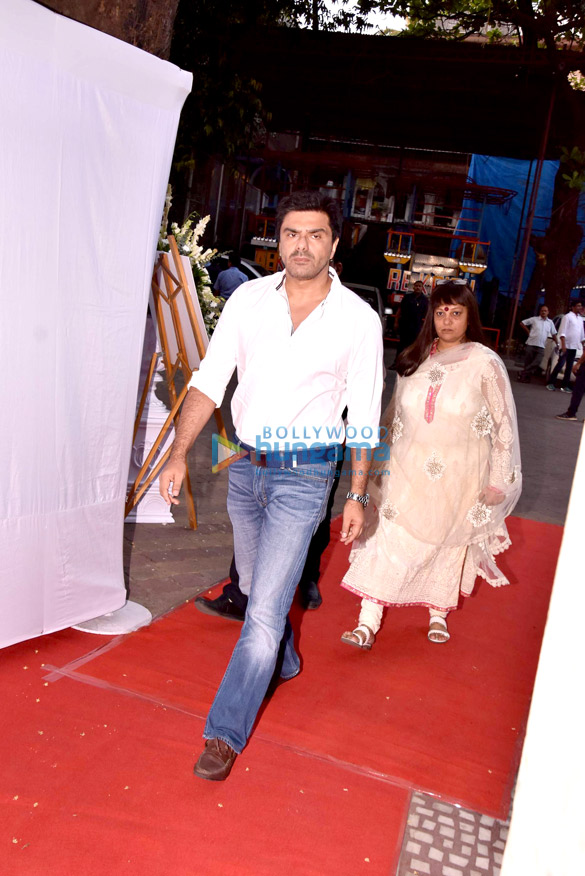 members of bollywood fraternity at ram mukerjis prayer meet 4 3