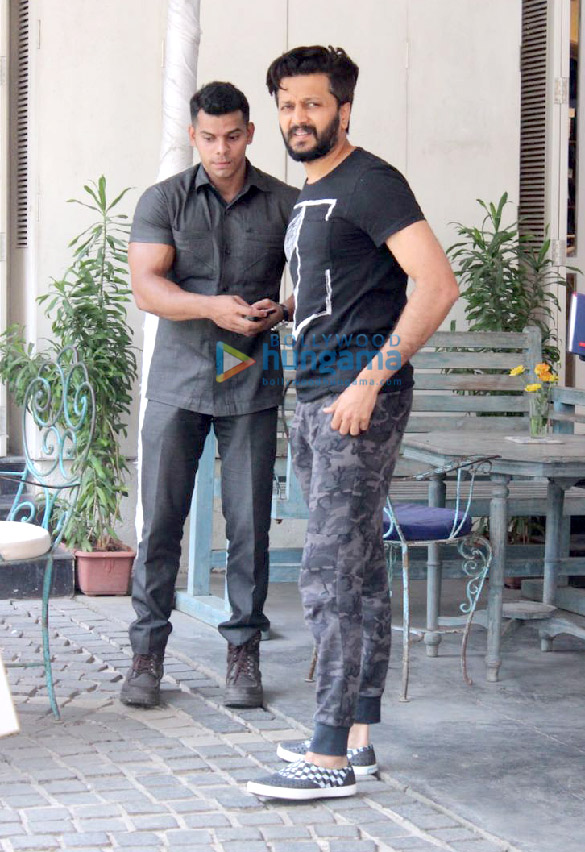 riteish deshmukh snapped at taj mahal cafe 1