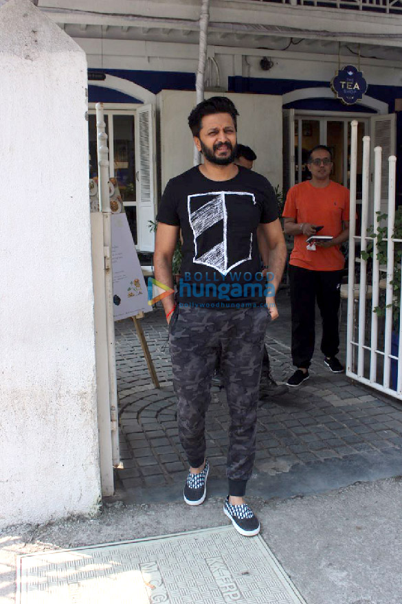 riteish deshmukh snapped at taj mahal cafe 5