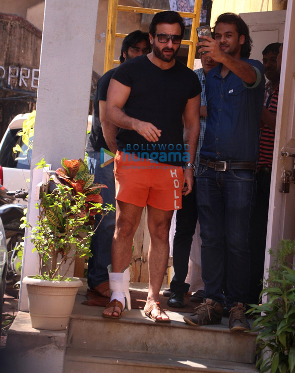 saif ali khan snapped in bandra 1 2