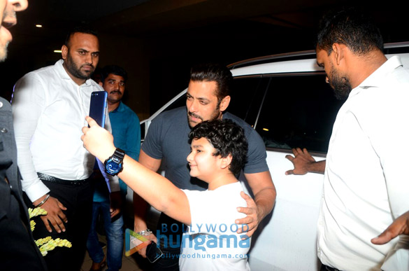 Salman Khan, Kriti Sanon and others grace Ramesh S Taurani’s Diwali party Salman Khan, Kriti Sanon and others grace Ramesh S Taurani’s Diwali party
