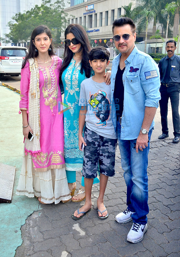 sanjay kapoor snapped with family for lunch 3
