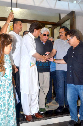 Shah Rukh Khan, Farah Khan, Divya Dutta and others at Kundan Shah’s prayer meet