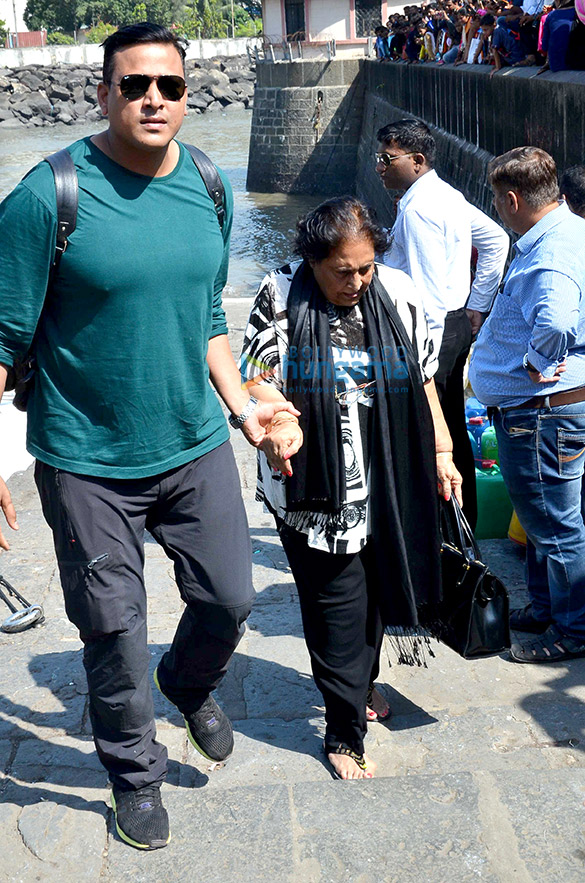 shah rukh khan gauri khan and his children snapped at gateway of india 6