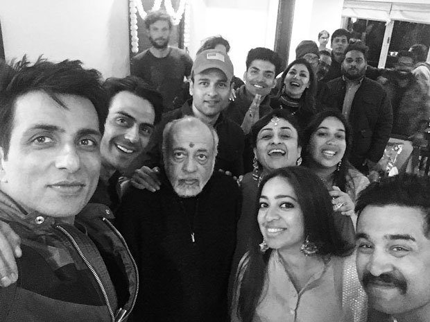 Sonu Sood shares his Paltan family’s photo as the film’s team bonds with each other