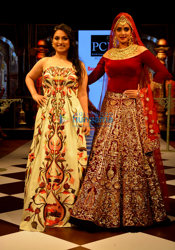 sridevi shruti hassan saina nehwal walk the ramp at the bangalore times fashion week 2017 1