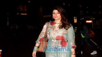 Twinkle Khanna and Manyata Dutt snapped at the airport